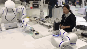 雙臂協(xié)作機(jī)器人、柔性機(jī)器人與工作人員 組成的新型機(jī)器人工作站