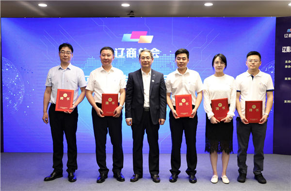 曲道奎總裁為高端裝備委員會(huì)輪值秘書長頒發(fā)證書.jpg