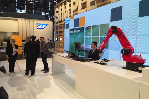 新松機器人公司與德國SAP公司聯(lián)合參展CeBIT 2015，獲中德副總理高度評價